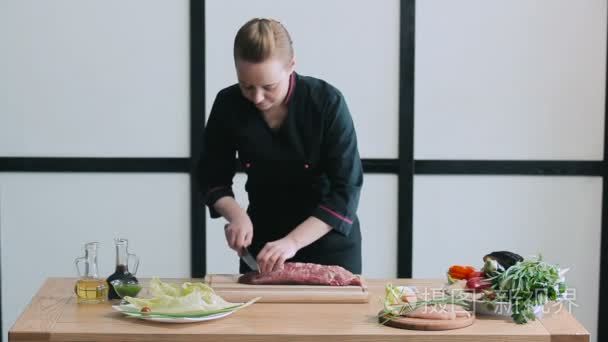 切割女性生牛肉视频