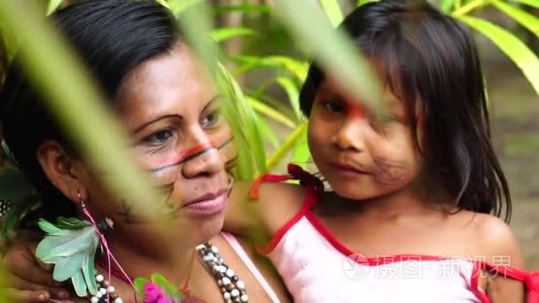 母亲和女儿在亚马逊土著部落视频