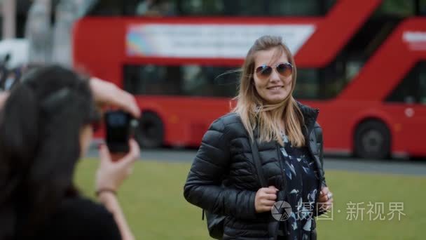 伦敦慢动作出完美的图画的年轻女人姿势拍写真视频