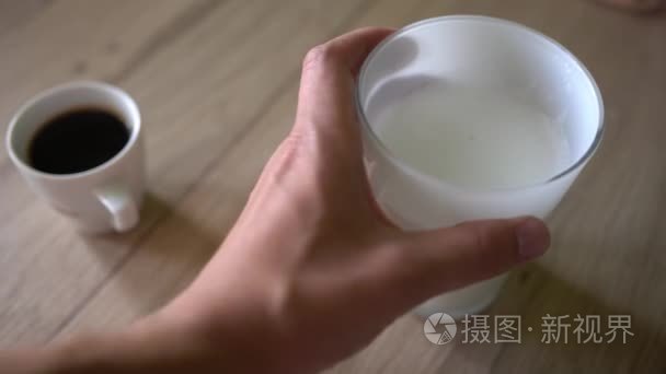 男子倒在开朗的黑咖啡牛奶视频