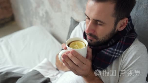 生病的绅士享受他杯柠檬茶视频