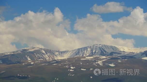 在雪的群峰的亚美尼亚山区移动云