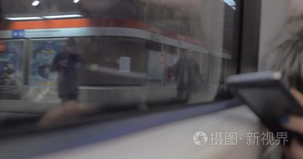 女人通勤使用移动期间乘地铁视频
