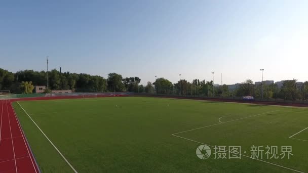 空中与周围的跑道的足球场视频