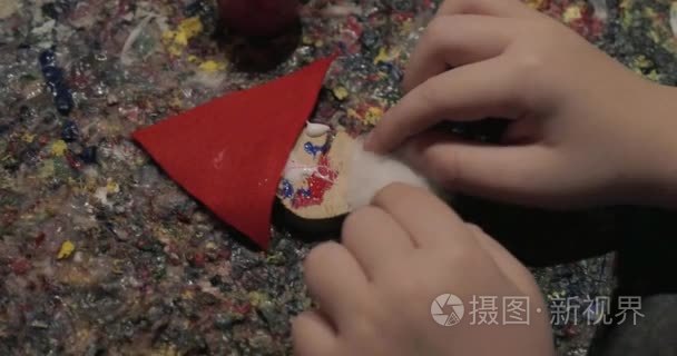孩子制作圣诞老人工艺品视频