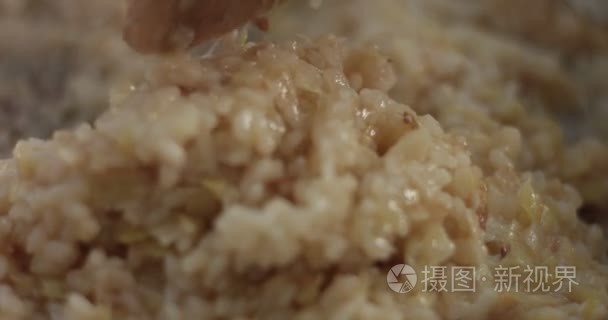 烹饪韭菜和帕尔玛烩饭视频视频