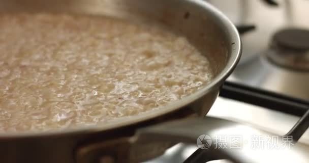 烹饪韭菜和帕尔玛烩饭视频视频