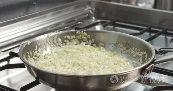 烹饪韭菜和帕尔玛烩饭视频视频