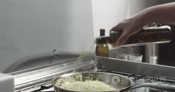 烹饪韭菜和帕尔玛烩饭视频视频