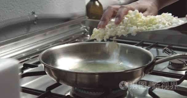 烹饪韭菜和帕尔玛烩饭视频视频