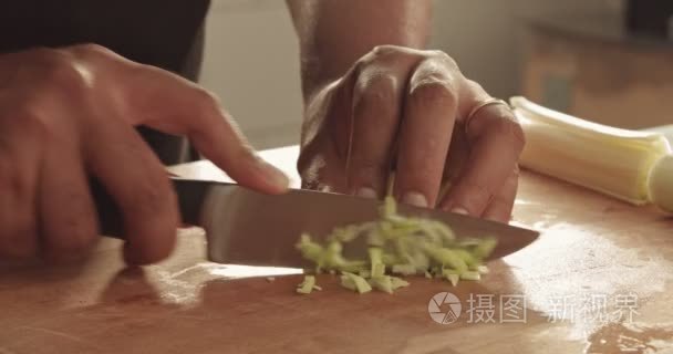 烹饪韭菜和帕尔玛烩饭视频视频