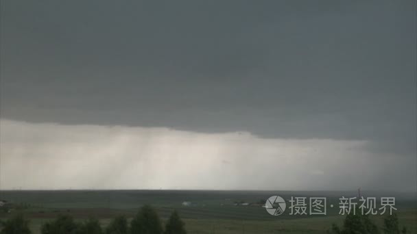 大灰雨云与农村倾盆大雨视频