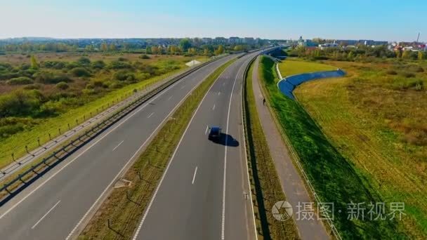 汽车在公路上的交通。视图公路景观。公路路