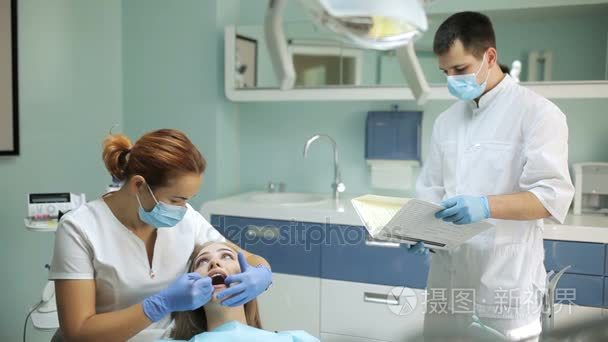 牙医检查病人的牙齿在牙科视频