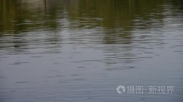 中国北京古建筑北海公园白色塔反映在水中
