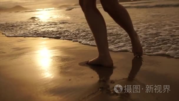 在海滩上行走的女人视频