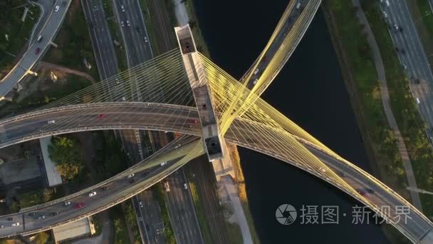 Estaiada 桥梁和摩天大楼的鸟瞰图视频