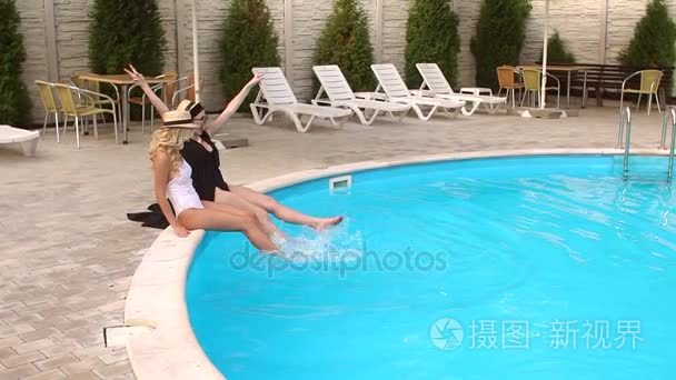 两个女孩青少年度假池中的乐趣视频