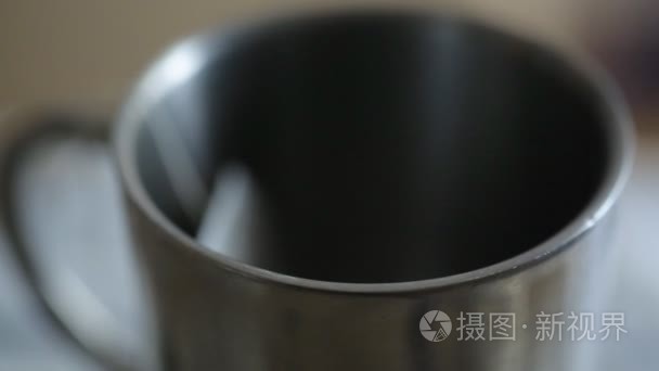 茶袋泡在铁杯视频