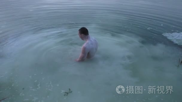 人是外星人在水中视频