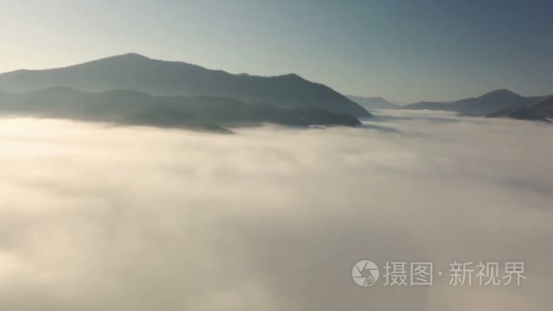 空中飞行入云彩在早晨山风景视频