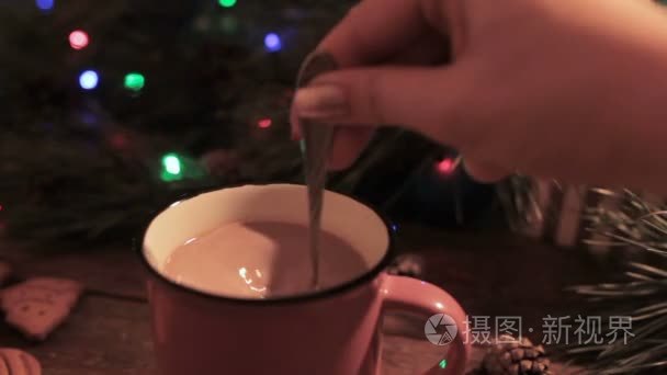 一杯牛奶咖啡的美味圣诞假期视频