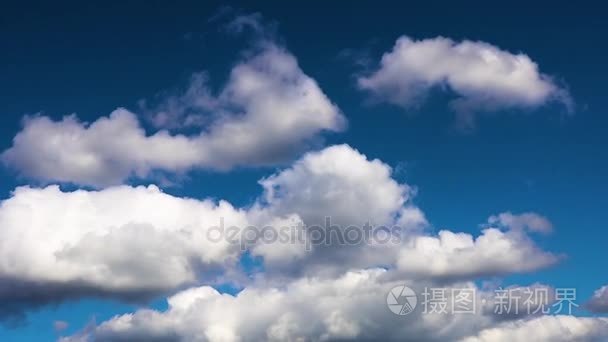 1920 x 1080 蓬松蓬松的白云蓝色天空时间推移议案背景。全高清，本机高清视频