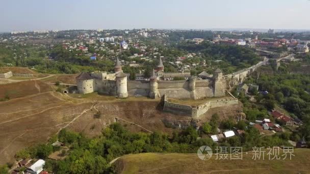 卡米亚奈城堡在乌克兰的鸟瞰图。坐落在风景如画的大自然中具有历史意义的城市的卡米亚奈，乌克兰的堡垒视频