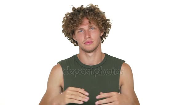 白种人开朗的家伙,卷曲的头发看起来对相机邀请与面部表情来看看一些