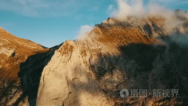 全空中视图飞行以上山风景视频