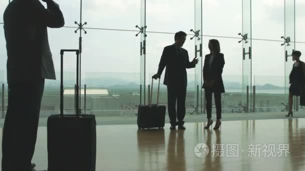 亚洲商务旅行者在机场聊天视频