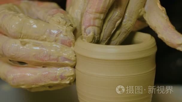 在车间制作陶瓷的专业男性波特视频