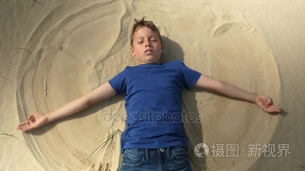 梦幻般的男孩做在海滩砂天使视频