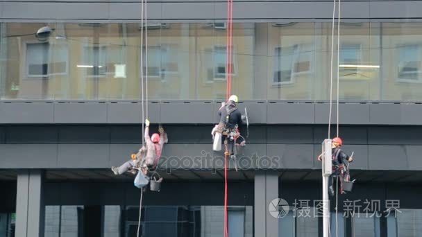 工业垫圈登山者清洗行政大楼视频