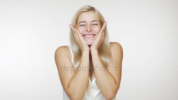 欣喜若狂的年轻女子,长长的金色头发感觉兴奋和快乐,在白色的背景,在