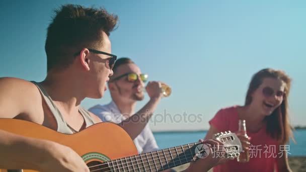 年轻人在海滩上玩乐视频
