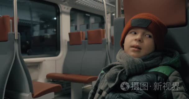 在夜里动通勤火车的男孩视频