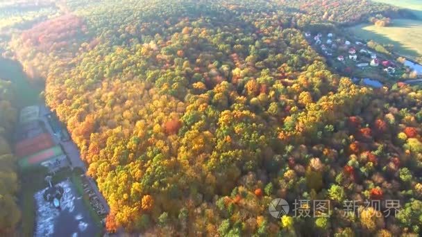 空中无人驾驶视图。在秋天游乐区上空飞行