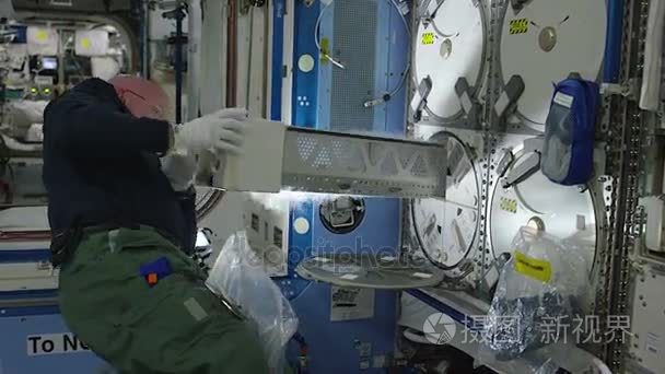 宇航员在空间站视频