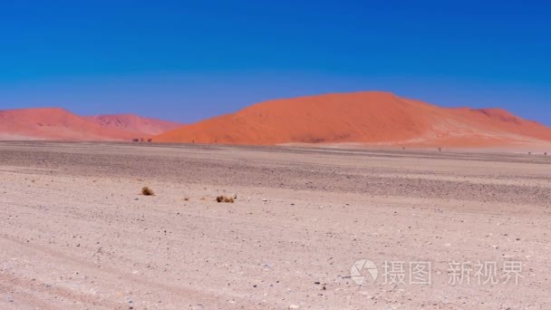 多彩的沙丘和在纳米比亚纳米布沙漠，沙漠诺克国家公园，旅游目的地景区景观的全景。在非洲的冒险旅行