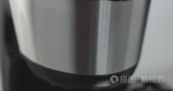 在传统咖啡壶中煮咖啡视频