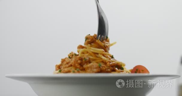 用叉子吃意大利肉酱视频