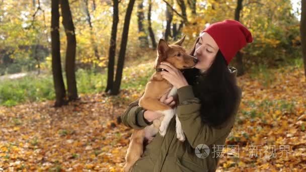 秋园女犬的嫩景视频