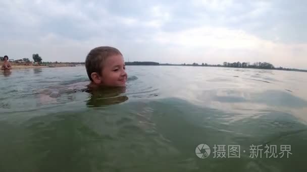 快乐的母亲教她的儿子游泳视频