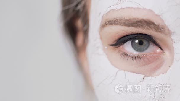 女人的眼睛在面孔面具期间视频
