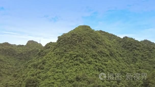 高原覆盖着茂密的热带植物