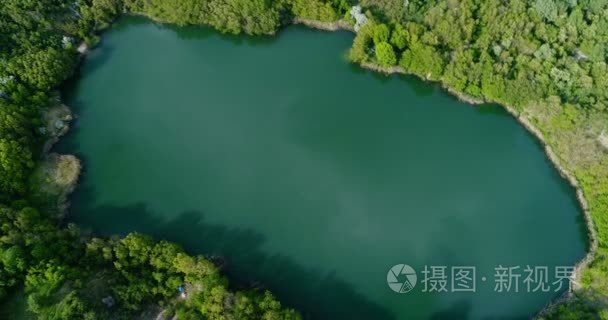 森林与空气环绕的湖泊视频