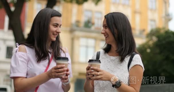 两个女朋友在户外聊天和喝咖啡视频