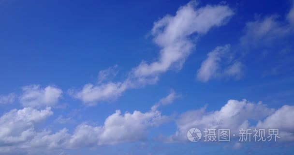 v11009 在晴朗的夏日里, 在蓝天白云的背景下, 用无人驾驶飞机鸟瞰天空