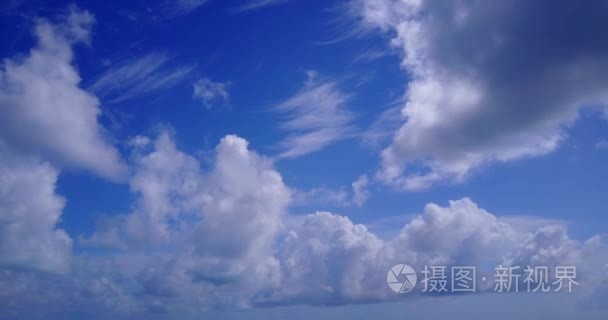 v12039 在晴朗的夏日里, 在蓝天白云的背景下, 用无人驾驶飞机鸟瞰天空